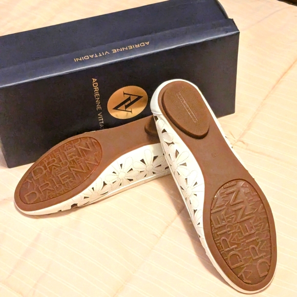 Adrienne Vittadini White floral cutout ballet flats size 7 - Picture 5 of 9